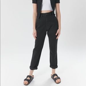 BDG MOM JEANS IN BLACK